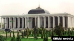  Türkmen parlamentiniň binasy