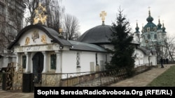 На передньому плані так званий «Десятинний монастир УПЦ (МП)» біля Національного музею історії України