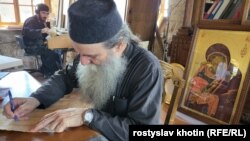 Монах Лука працює у своїй майстерні в монастирі Ксенофонт. Саме тут він писав Томос про автокефалію для Православної церкви України