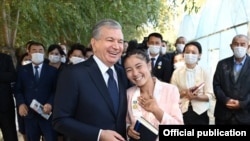 Президент Узбекистана Шавкат Мирзияев на встрече с гражданами в Бозатауском районе, в десятках километров от Нукуса, столицы автономной республики Каракалпакстан. 21 сентября 2021 года.