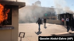 Десятки сторонников шиитской милиции на территории посольства США, Багдад, 31 декабря 2019. 