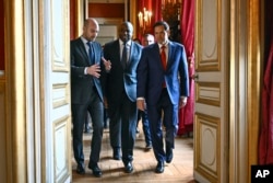 Міністр закордонних справ Франції Жан-Ноель Барро (ліворуч), міністр закордонних справ Великої Британії Девід Леммі (у центрі) та держсекретар США Марко Рубіо прибули, щоб обговорити Україну та її безпеку в Парижі у четвер, 17 квітня 2025 року