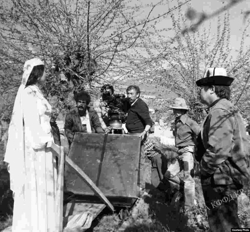 &quot;Миражи любви&quot; - фильм Толомуша Океева, снятый на студии &quot;Киргизфильм&quot; совместно с Сирией. В центре - кинооператор Нуртай Борбиев, 1987 год. Автор фото - А. Федоров.&nbsp;