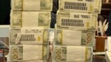 Пачки долларовых купюр, обнаруженные во время одного из обысков. Оперативная съемка НАБУ 10 ноября 2025 года