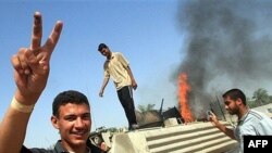 Горячая иракская зима плавно перешла в горячее лето. У подбитого датского бронетранспортера