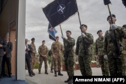 Члени миротворчого контингенту під проводом НАТО в Косові (КФОР) беруть участь у церемонії зміни командування в штаб-квартирі місії КФОР на чолі з НАТО в таборі «Філм Сіті» в Приштині, 11 жовтня 2024 року