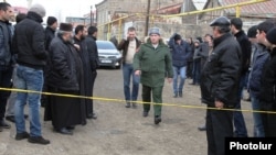 Armenia - A senior Russian army officer approaches a house in Gyumri where 6 people were killed by a gunman who Armenian police believe was one of his soldiers, 12Jan2015.