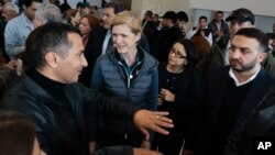 Հայաստան - USAID-ի ղեկավար Սամանթա Փաուերը Գորիսում հանդիպում է Լեռնային Ղարաբաղից տեղահանվածների հետ, 26-ը սեպտեմբերի, 2023թ.