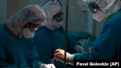 Ռուսաստան - Մոսկովյան հիվանդանոցներից մեկում բուժաշխատողները բուժում են կորոնավիրուսով հիվանդին, 15-ը մայիսի, 2020թ.