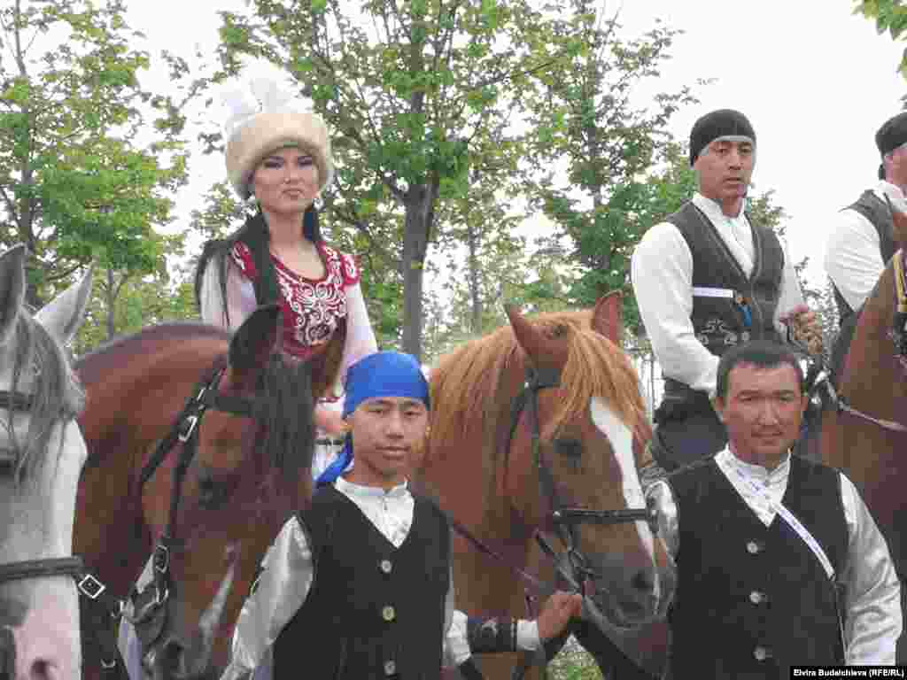 Кыргызстандык ат үстүндөгү акробаттар тобунун ачылыш аземиндеги программасы көрүүчүлөрдүн айрыкча алкышына татыды.