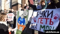 Під час акції протесту «Ні російській весні!» проти скасування штрафів за порушення мовного закону під будівлею комітетів Верховної Ради України. Київ, 3 березня 2021 року