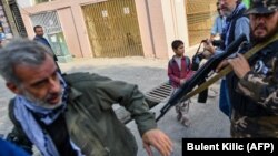 یک نیروی امنیتی طالبان یک عکاس را اجازه نمی دهد که از جریان اعتراضات زنان در کابل عکس بگیرد. آرشیف