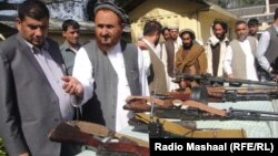 Афганские боевики складывают оружие и вступают в ряды правительственных сил безопасности. Провинция Нангархар, 27 октября 2013 года.       