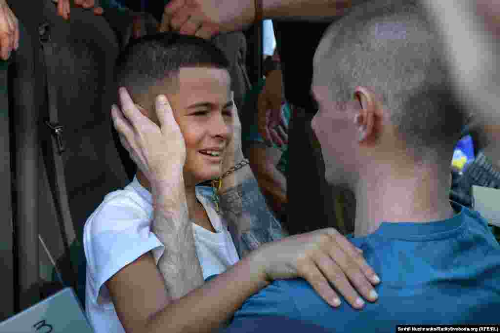 Хлопчик не стримує сліз