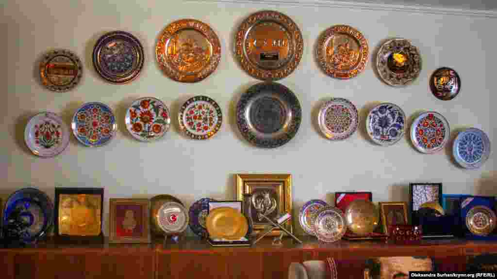 &quot;Bu sanki sade bir yaraştırıcı tepsi, dep körüne, amma kerçekten, olarnıñ episiniñ öz ikâyesi bar&quot;, - tarif ete Cemileva