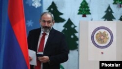 “Менинг қадамим” альянсидан номзод Никол Пашинян овоз бермоқда, 9 декабрь, 2018 йил.