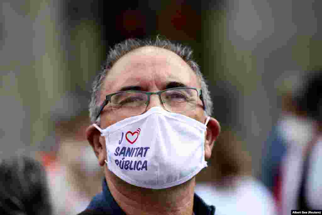 Барселона, Іспанія.&nbsp;Працівник медичної галузі у захисній масці&nbsp;&laquo;Я люблю систему охорони здоров&#39;я&raquo; вийшов на мирну акцію медиків за покращення умов праці. Від 25 жовтня по всій країні було запроваджено комендантську годину. Також в Іспанії запровадили, як і в інших країнах Європи, низку обмежувальних заходів, котрі ймовірно згодом подовжать до 9 травня. Країна кордони не закриває та не посилює карантинні обмеження на Канарських островах, на яких зафіксовано одні з найкращих епідеміологічних показників у світі &nbsp;