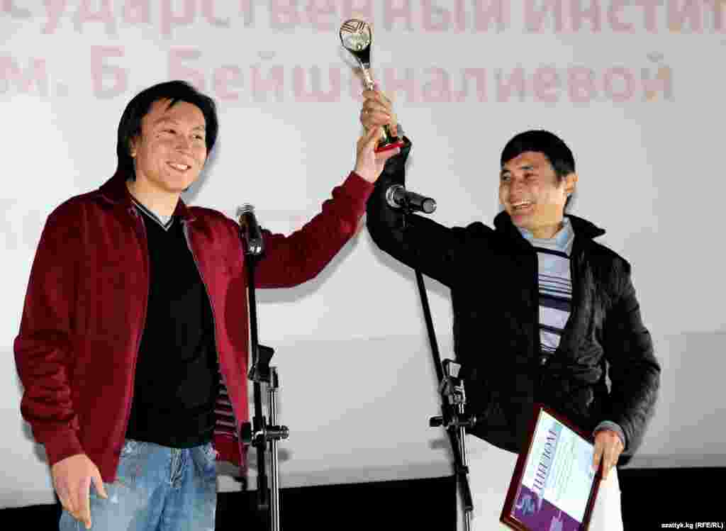 Специальный приз жюри в национальном конкурсе &ndash; &ldquo;Моисей: море внутри&rdquo;, Эмиль Атагельдиев и &ldquo;Без надобности зачем ехать в Зардалы?&rdquo;, Абдуалим Мамадалиев