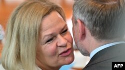 نانسی فایزر، وزیر امور داخله آلمان، مذاکرات پنهانی برای اخراج پناهجویان جنایتکار به افغانستان و سوریه را ادامه می‌دهد.