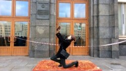 Студэнцкі марш «Каханьне і салідарнасьць». Сэлфі на "дыване для рэктара".