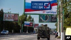 Rus harby ulaglary Ukrainanyň Luhansk sebitinden geçip barýar.