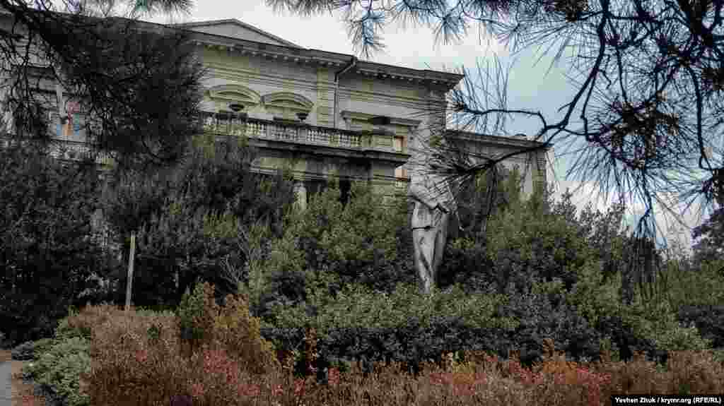 Зараз територія навколо палацу Мордвинова оточена парканом, місцями з колючим дротом і спіраллю Бруно. Скрізь таблички &laquo;Приватна власність&raquo; і &laquo;Вхід заборонений! Йде реконструкція. Небезпечно для життя!&raquo;. Але, по факту, жодної реконструкції не проводиться. Територія заростає травою, архітектурні прикраси будівлі руйнуються. &nbsp; Прогулянка іншими невідомими особняками і палацами Ялти &ndash; в нашому фоторепортажі