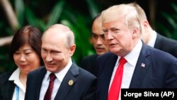 Վիետնամ - ԱՄՆ նախագահ Դոնալդ Թրամփը և ՌԴ նախագահ Վլադիմիր Պուտինը զրուցում են Ասիական-խաղաղօվկիանոսյան տնտեսական համագործակցության գագաթնաժողովի շրջանակում, նոյեմբեր, 2017թ․
