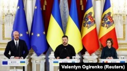 Президент України Володимир Зеленський (посередині), президентка Молдови Майя Санду та президент Європейської ради Шарль Мішель на спільній пресконференції. Київ, 21 листопада 2023 року