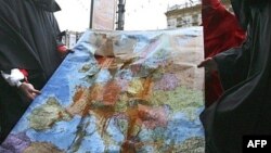 Члены молодежного движения с окровавленной картой Европы во время публичной акции протеста. Иллюстративное фото.    