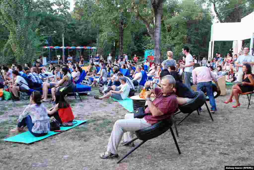 Сиденья для зрителей сделаны из простых средств &ndash; из деревянных&nbsp;поддонов, из старых автомобильных покрышек. А кому-то достались места&nbsp;на туристских ковриках.