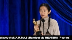 Режиссер Хлоя Чжао "Оскар" сыйлыгын тапшыруу салтанатында. 