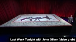 Джон Оливер и торт с падающим с коня Аркадагом