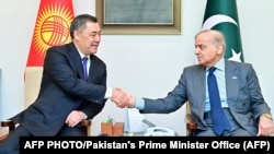 د پاکستان وزیراعظم شهباز شریف (ښي لوري ته) د ډېسېمبر پر څلورمه په خپل دفتر کې قرغیز ولسمشر صدر جپاروف ته لاس ورکوي. 