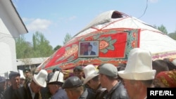 Депутат С.Кадыралиевди айылында акыркы сапарга узатуу