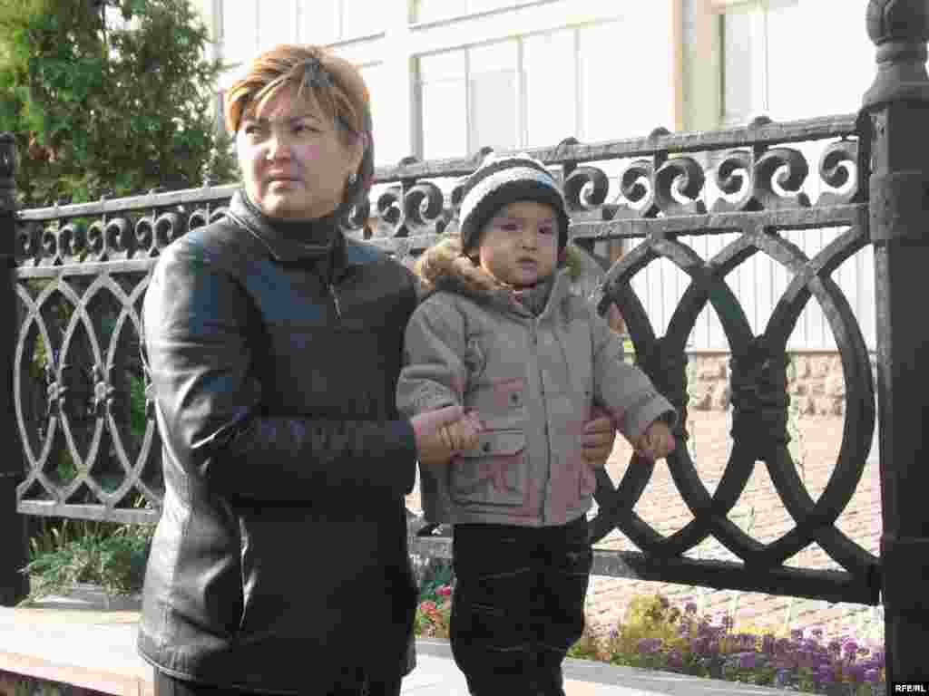 Наразылық жиынынан мен де қалмаймын дейді үлкен Алматының  мына кішкентай тұрғыны.  - Жительница Алматы пришла на демонстрацию протеста с ребенком.