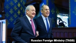 Ўзбекистон ташқи ишлар вазири А. Комилов (чапда) россиялик ҳамкасби Сергей Лавров билан, 2 март, 2021, Москва