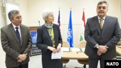 Дар акс: Сафири Тоҷикистон дар НАТО Рустамҷон Солиев (рост) бо Антониос Чатзидакис (байн) ва сафири Бритониё дар НАТО Мариот Леслӣ (чап)