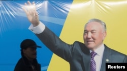 Агитационный баннер с изображением президента Казахстана Нурсултана Назарбаева. Алматы, 11 января 2012 года.  