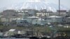 Вид на российский поселок на острове Кунашир, одном из четырех островов, о которых спорят Россия и Япония. Март 2007 года. 