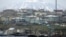 Вид на российский поселок на острове Кунашир, одном из четырех островов, о которых спорят Россия и Япония. Март 2007 года. 