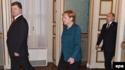 Зліва направо: президент України Петро Порошенко, канцлер Німеччини Анґела Меркель та президент Росії Володимир Путін під час саміту у Мілані, 17 жовтня 2014 року