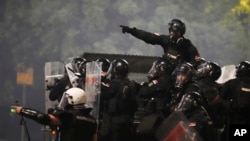 Сэрбскія сілавікі на антыўрадавай акцыі пратэсту каля офісу Сэрбскай прагрэсіўнай партыі ў Бялградзе. 15 жніўня 2025 году