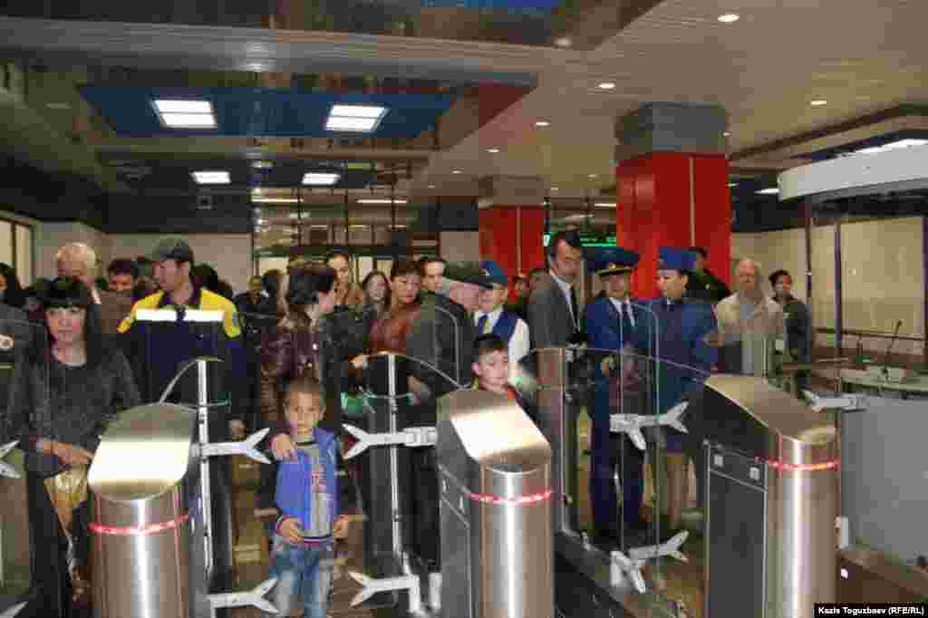 Первые пассажиры у турникетов в станции &laquo;Москва&raquo; алматинского метро. Алматы, 18 апреля 2015 года.