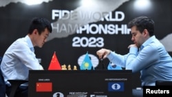 Չինացի Դին Լիժենը և ռուսաստանցի Յան Նեպոմնյաշչին, Աստանա, 30-ը ապրիլի, 2023թ.