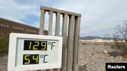  Термометр в центре для посетителей Furnace Creek в национальном парке Долина Смерти показывает температуру 129 градусов по Фаренгейту (53,8 C) в Долине Смерти, Калифорния, США, 16 июня 2021 года.  