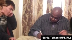 БҰҰ-ның бейбіт жиындар жөніндегі арнайы өкілі Майна Киаимен (оң жақта) кездесіп отырған жергілікті тұрғындар. Жаңаөзен, 24 қаңтар 2015 жыл.