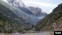 Пока дублирующие Транскам маршруты не разработаны, осетинам остается только молиться святому Георгию, чтобы путники всегда добирались до порогов своих жилищ живыми и невредимыми