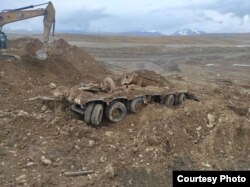 Кумтөрдө таштанды катары көмүлгөн автоунаалар табылган учур. Динара Кутманова тараткан сүрөттөрдүн бири.