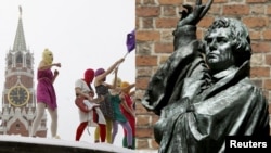 Фотоколлаж, на котором изображены группа Pussy Riot и статуя немецкого реформатора Мартина Лютера в Ганновере.     