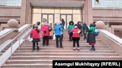 Участницы протестной акции у входа в здание министерства здравоохранения Казахстана. 3 февраля 2021 года.